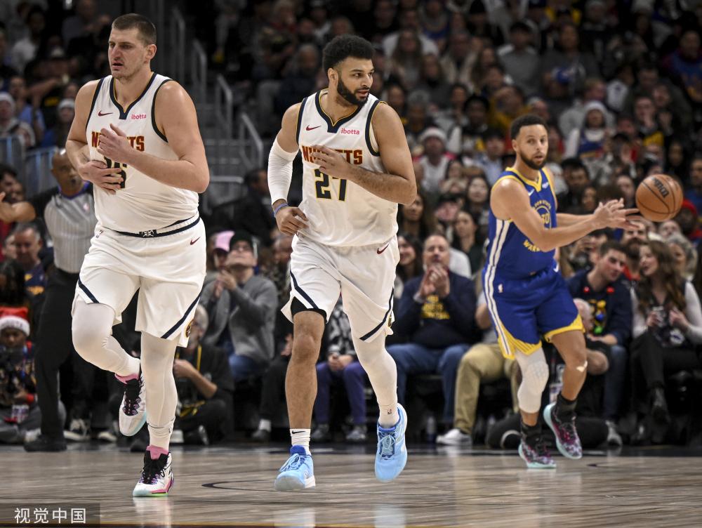 在开幕式上 在开幕式上